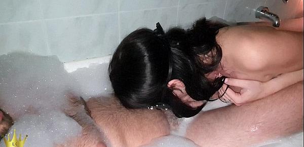  Ragazza arrapata lo fa sborrare nella vasca da bagno - Leaeken ITA